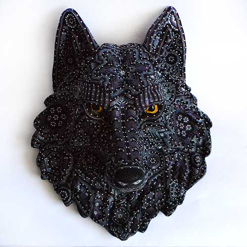Cabeza de lobo forrada con chaquiras - Arte Huichol